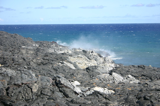 海に落ちる溶岩