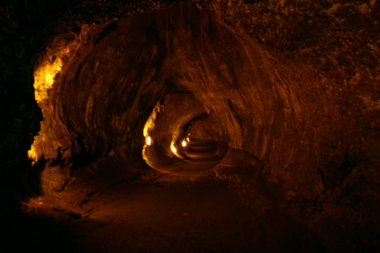 サーストン溶岩トンネル内部