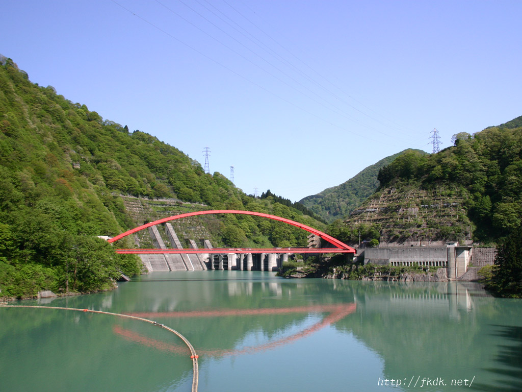 宇奈月ダムと赤い橋