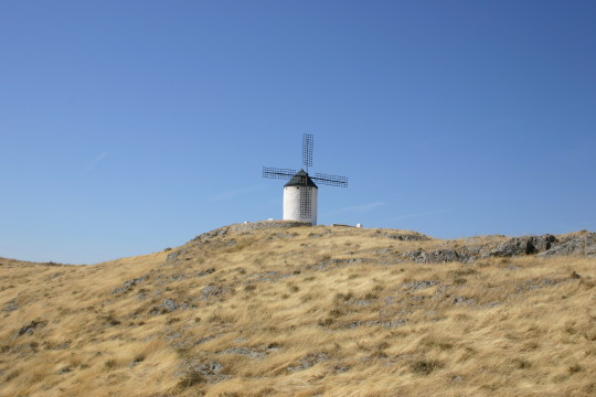 丘の上に建つコンスエグラの風車
