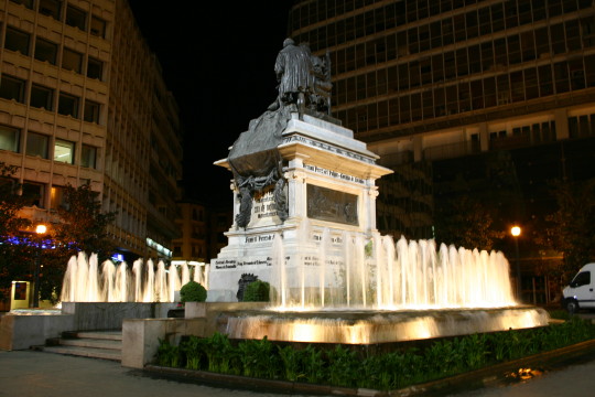 イサベル・ラ・カトリカ広場